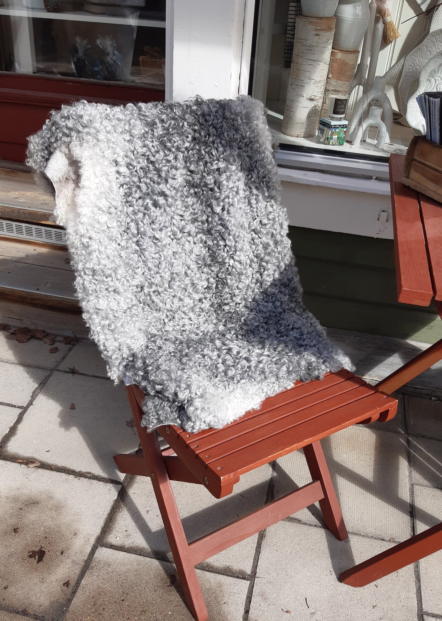 Grått, lockigt fårskinn