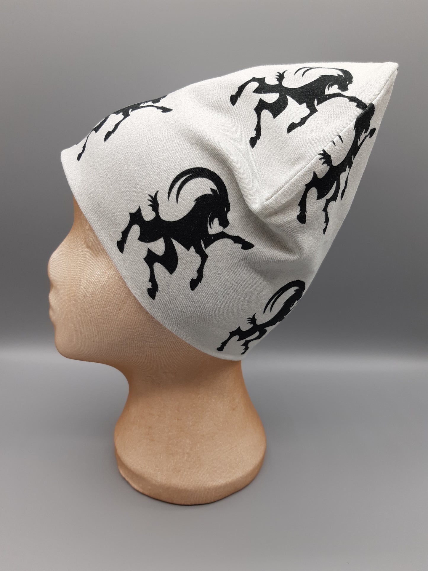 Mössa med Hälsingebocken, ljus botten